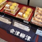 岩井屋菓子店 - まんじゅうやもなかが並んでました