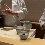 銀座 しのはら - 17. 上海蟹の炊き込みご飯　篠原さんが盛り付け　お弟子さんが海苔のトッピング