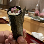 銀座 しのはら - 10. 鮪とべったら漬けの手巻き寿司　海苔二重になっているのでパリパリ食感　どこにべったら漬けはあるのという絶妙なアクセント