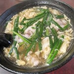 紅蘭 - [名物]ダローめん700円(税込)
熱々のニンニクが効いたクッパ風のスープが旨いんですよ！ニラもたっぷり豚肉も美味しい♪
硬めに茹でられたちぢれ麺が良い仕事しています｡:+((*´艸`))+:｡