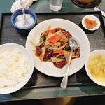 棲鳳閣 - 牛肉の黒胡椒炒め定食