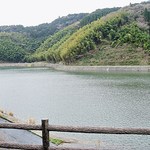 竹仙郷 - ③、④はこの湖の脇を通ります。