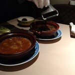 銀座嘉禅 - フカヒレ土鍋煮込みにトリュフを削りかけています