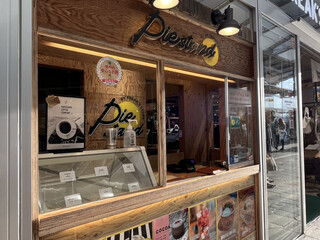 Pie stand BY FREAK'S STORE Karuizawa Purinsushoppingupurazaten