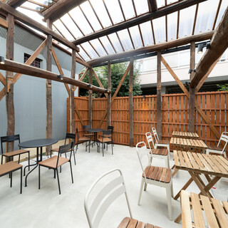 テラス席あり。ワンちゃんネコちゃんと一緒にお食事を楽しめます