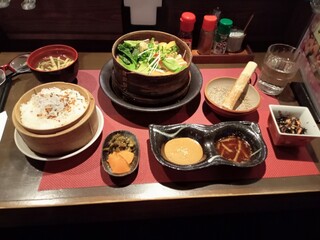 Hinoki - 蒸したセイロとご飯とお汁。お汁の具は根菜でした。