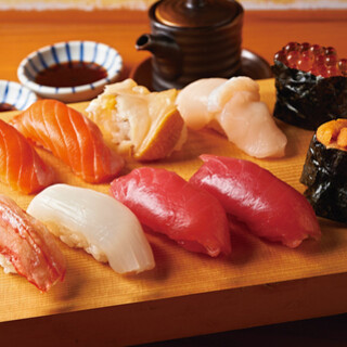 使用時令新鮮海鮮製作的握壽司！