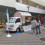 八百屋コウタのフルーツパーラー - 「八百屋コウタ」のキッチンカーで、シャインマスカットの大安売り、大人気です。