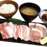 Okinawa kurogewagyu yakiniku panari - 県産豚セット