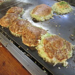 Okonomiyaki Kaede - カウンターで量産体制です♪