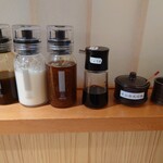 とんかつ とみた - 左からソース、ドレッシング（フレンチ、和風）、しょうゆ、インカ天日塩）