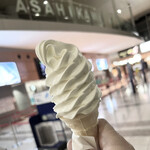 ミルクスタンド エスペリオ - ■おこっぺ牛乳ソフトクリーム　2階出発ロビーにて