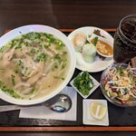 Ngon Quan - 鶏肉フォー＋サラダ＋生春巻き＋ソフトドリンクセット