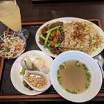 Ngon Quan - 牛肉の小松菜炒めチャーハンサラダ＋生春巻き＋ソフトドリンクセット