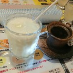 Tenjiku - ラッシー（自家製ヨーグルトドリンク）270円/コーヒー（ホット）270円