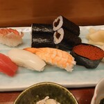 Takasago Zushi - お寿司6貫にかんぴょう巻き