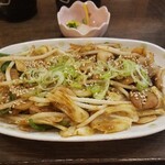 炭火焼鳥屋 八重 - ホルモンの野菜炒め(530円)