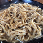 ラーメン二郎 - スープ吸いまくったウェーブ太麺。