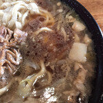 ラーメン二郎 - キリッと醤油感強めの非乳化スープ。