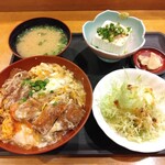 そば処きさらぎ - カツ丼定食と冷やっこ。