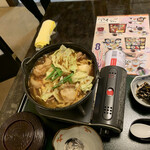 ともしげ - ホルモン鍋、ひじき、ごはん