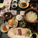 ともしげ - かまあげうどん、天麩羅、お寿司、茶碗蒸し、赤だし