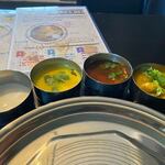 Konaki Kare - ヨーグルトの横にカレーは右からサンバル（豆と野菜）ラッサム（酸味と辛味のカレー）ダール（豆カレー）の３つが添えられてます。
                         