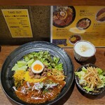 SPICY CURRY 魯珈 - 限定カレー 特級チキンカシミールカレーのろかプレート＋ぷちサラダ＋ラッシー