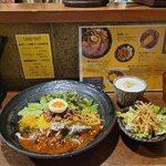 SPICY CURRY 魯珈 - 限定カレー 特級チキンカシミールカレーのろかプレート＋ぷちサラダ＋ラッシー