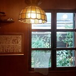 コーヒーハウスTOM - 外の緑とランプ　マッチしてて素敵です