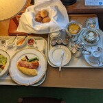 山の上ホテル - 洋食が部屋に運ばれて来ました。