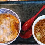 和風レストラン まるまつ - カツ丼とミニそばセットは770円(税込)ドリンクバー付きは770円(税込)