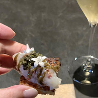 Claro - 炭の香りのフレンチトーストアオリイカタルタルとんぶり ピスタチオ　ピンチョス　