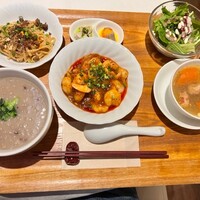 南青山エッセンス - トレイに乗せ一気に運ばれる料理