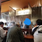 かたぎり - 店内の様子。カウンター席が４つ、四名掛けのテーブルが２つ。