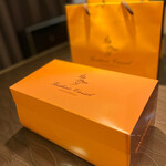 フレデリック カッセル 銀座三越店 - 息子からオレンジ色の紙袋