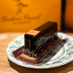 フレデリック カッセル 銀座三越店 - ◯タングラム¥864…艶々なダークチョコレートで包まれた、2層のケーキ。(断面撮り忘れ)中は、ショコラムース＆プラリネを使ったサクサクの食感が、とても楽しい♡