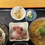 Itamaegokoro Kikuura - 2022年11月 海鮮丼とラーメンセット¥1.200+刺身盛り¥880