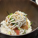 Itamaegokoro Kikuura - シラスと小松菜のナムル乗せ海鮮丼