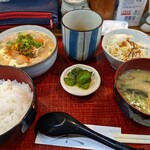 すし居酒屋みやうち - 左奥がもつ煮、お好みの量の唐辛子をかけた後になります。写真だと小さくみえるけど、結構ボリュームありますぞ