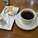 向山製作所cafe  - ドリップコーヒーの遅れて提供された砂糖とミルク(R4.10.25撮影)