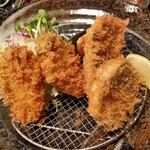 酒肴 新屋敷 - 左:牡蠣フライ VS 右:アジフライ(*´艸｀*)笑