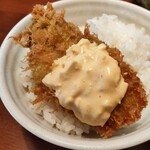 酒肴 新屋敷 - 牡蠣フライに自家製？タルタルソースを掛けてみる〜(〃∇〃)♫