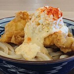 Marugame Seimen - 丸亀製麺 SUNAMO店 ＠南砂町 タル鶏南蛮ぶっかけうどん 横からの眺めy