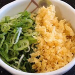 Marugame Seimen - 丸亀製麺 SUNAMO店 ＠南砂町 カウンターでセルフ調達した青ねぎ＆天かす