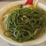 Chinchin Hanten - 「もやしコーンラーメン」　ほうれん草の緑麺アップ