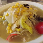 Chinchin Hanten - 「もやしコーンラーメン」683円　麺は、ほうれん草麺が下に隠れています。