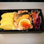 デリカステーション東京 - 出汁巻き玉子と焼き鮭弁当