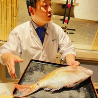 鮨 稲穂 - この鯛を、食べる直前に捌いてくれた。朝に契約漁師に水揚げしてもらったものだそう。