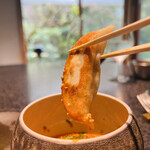 イチリン ハナレ - ◎餃子をタレに付けて食べる。美味い❗️